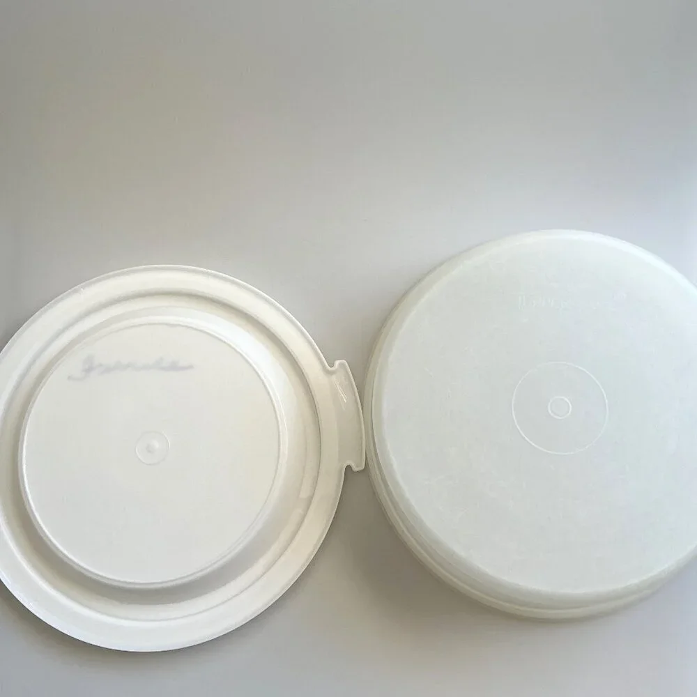 VINTAGE TUPPERWARE CAKE TAKER